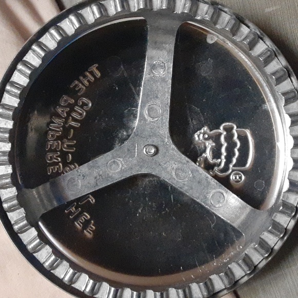 The Pampered Chef Cut And Seal 4" Pastry Press, Used - Picture 2 of 2